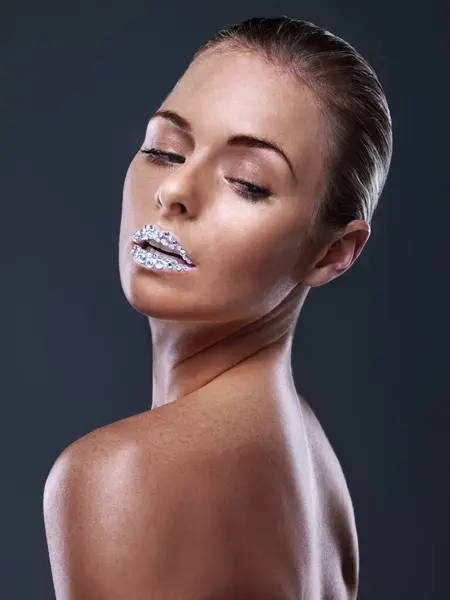 Donna Trucco Labbra Scintillanti Studio Bellezza Cosmetica Sfondo Nero Glamour — Foto Stock
