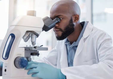 Siyahi adam, bilim adamı ve mikroskop bilimsel araştırma, veri analizi ve tıbbi yenilik laboratuarında. Biyoteknoloji, kimya, tıp ve çalışma için laboratuvar testlerinde erkek ya da doktor.