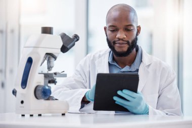 Siyahi adam, bilim adamı ve tablet araştırma, yenilik ya da sağlık hizmetleri için eldiven ve hijyen laboratuarında. Tıbbi teşhis, test ya da deney için laboratuarda çalışan ya da plan yapan bir erkek..
