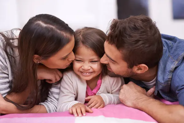 Kiss Family Child Bed Love Hug Memory Happiness Bonding Together — Stock Photo, Image