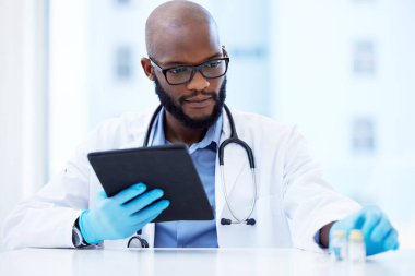 Siyahi adam, doktor ve tedavi sonuçları için tabletle tedavi ya da sağlık görevlisi olarak bildirin. Bilgi için hastane, kardiyolog ve internet sitesi veya tedavi kılavuzu, tıbbi veya çevrimiçi araştırma.
