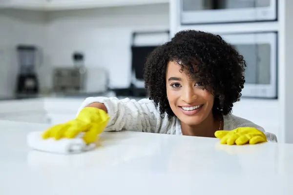 Čistič Portrét Šťastná Žena Kuchyni Domova Pro Hygienu Pult Nebo — Stock fotografie