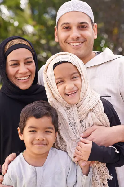무슬림 가족과 결합을위한 아이들과 부모의 초상화 라마단과 이슬람 사람들 어머니 — 스톡 사진