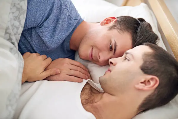 Чоловіки Гей Пара Або Ліжку Щоб Відпочити Lgbt Гордістю Комфортною — стокове фото
