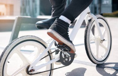 Açık hava, insan bacakları ve hobi için bisiklete binmek günlük aktiviteler ve eğlence için bisiklet. Dışarıda, sokakta ya da yolda ve bisiklete binen bisikletçi egzersiz, boş zaman ya da motorcuyla seyahat etme özgürlüğü.