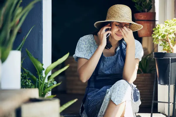 Kadın Telefon Görüşmesi Bahçeyle Ilgili Üzücü Haberler Konuşma Evdeki Tartışmalardan — Stok fotoğraf