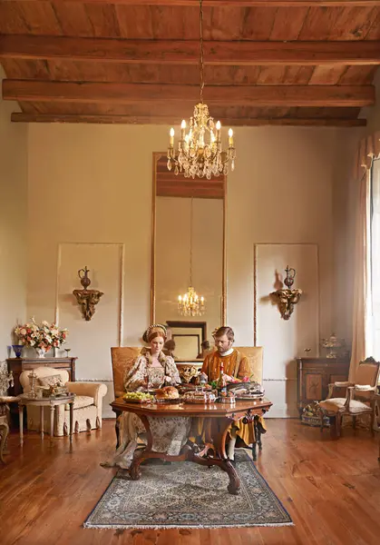 Nobel Echtpaar Luxe Met Eten Diner Renaissance Huis Huis Eettafel — Stockfoto