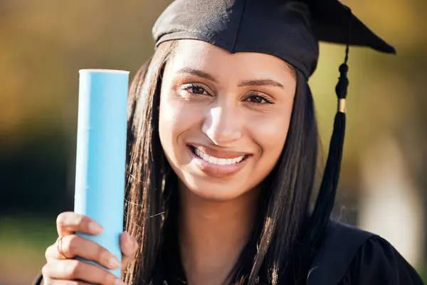 Mujer Feliz Retrato Graduación Con Certificado Educación Beca Logro Naturaleza —  Fotos de Stock
