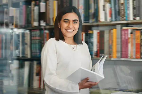 Mulher Estudante Leitura Retratos Biblioteca Faculdade Com Sorriso Para Pesquisa — Fotografia de Stock
