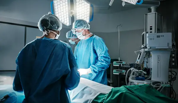 病院の救急 事故または医療のためのチームワークを持つ外科 軽いまたは外科医 Icu オペレーティングルームでの外科協力の医師または助けるために — ストック写真