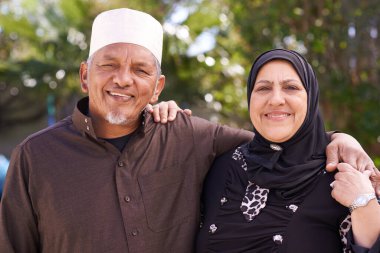 Üst düzey çift, Müslüman ve kültür, gelenek ve emeklilik için portre, bahçe ve Ramazan ile kucaklaşıyorlar. Olgun, İslami insanlar ve bağlılık, kucaklama ve dışarıda kutlama ile mutlu bir evlilik..