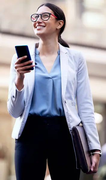 Businesswoman Smartphone Myšlení Úsměvem Městě Pro Chat Směr Čekání Dopravu — Stock fotografie