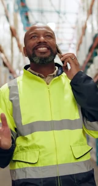 Homme Noir Appel Téléphonique Parler Dans Entrepôt Pour Gestion Inspection — Video