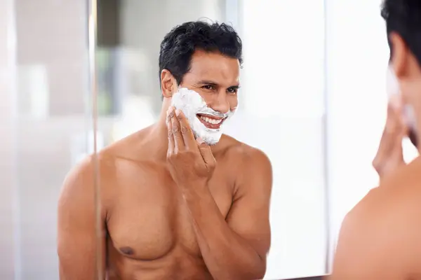 Man Huidverzorging Schuim Het Gezicht Badkamer Spiegel Voor Het Scheren — Stockfoto