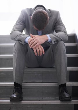 İş adamı, başarısızlık ya da şirkette iş kaybı ya da üzüntü, reddedilme ya da kariyer krizi düşünme. Satış elemanı, üzgün ve ruh sağlığı merdivenlerde, sözleşmenin feshi için endişe ve depresyon.