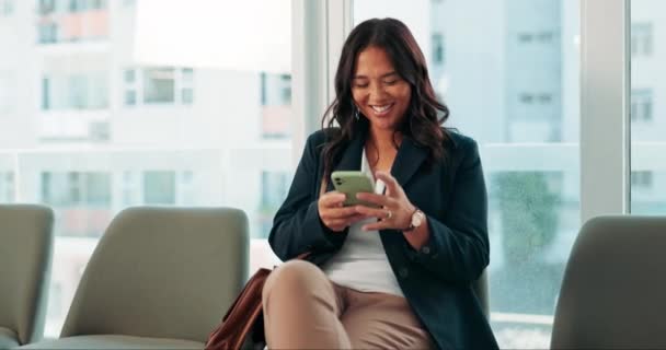 인터뷰 대기실 전화가있는 비즈니스 사무실에서 온보딩 프로세스 설문조사를 스마트폰 행복한 — 비디오