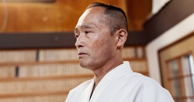 Aikido, sınıfın dövüş sanatları ustası ve ustası ya da Japon dövüşleri için geleneksel spor salonunda gururlu bir hoca. Dikkat, olgun dövüşçü ya da kendini savunma eğitimi pratikte beceri ya da öğretim.