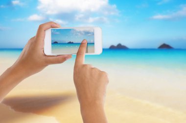 Eller, telefon ve ekranda okyanus fotoğrafı, seyahat ve açık havada denizi yakalamak için kamera uygulaması. Tatil yeri, tatil yeri ve plaj postası için sosyal medyayı kapatın ve kaydet.