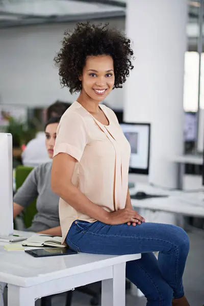 Businesswoman Smile Portrait Desk Office Computers Colleagues Workplace Financial Advisor — Stock Photo, Image