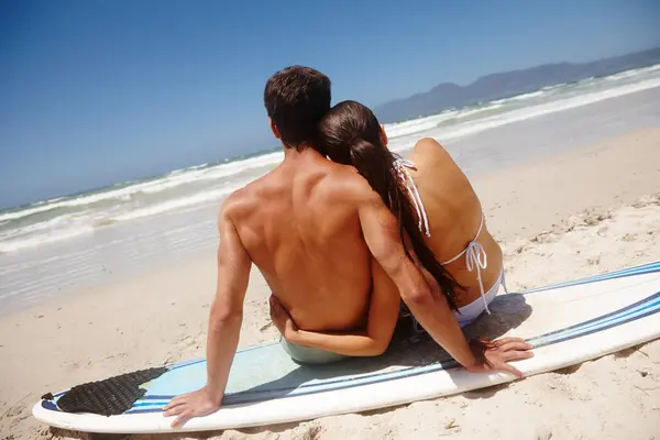 Terug Surfplank Strand Met Koppel Vakantie Reizen Met Huwelijksreis Uitzicht — Stockfoto