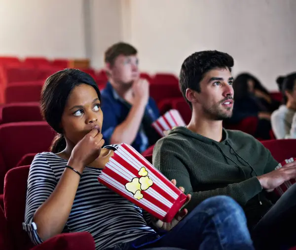 Thriller Film Och Par Bio Dejt Med Popcorn För Att — Stockfoto