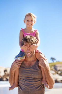 Portre, baba ve omuz, aile için kız taşımak, oyun ve yaz plaj günü bir araya gelmek. Mavi gökyüzü, baba ve küçük kız eğlence için yürüyüş, mutluluk ve güneş İspanya 'da tatilde..