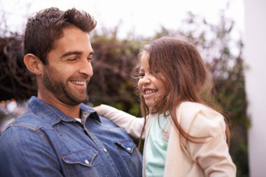 Aile, gülümseme ve baba, bağ kurmak için kızı dışarı taşır ve kaliteli zaman geçirmek için eğlenir. Gülün, anne ve baba ve genç kız doğada sevgiyle, kucaklaşın ve babayla seyahat edin..