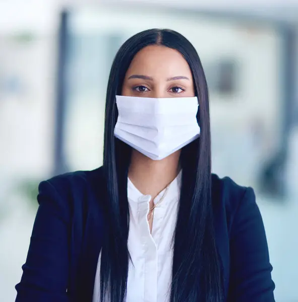 会社の規制 コンプライアンスポリシー プロフェッショナルとのマスク オフィス 安全を備えた肖像画 ビジネス コロナウイルス 保護およびインフルエンザの季節を持つ顔カバー 人および従業員 — ストック写真