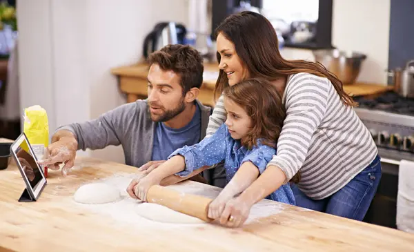 Rodina Učení Vaření Kuchyni Tabletem Pro Recept Průvodce Rodiče Dítětem — Stock fotografie