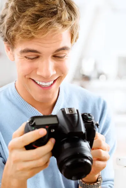Omul Camera Fericit Verifice Fotografia Casa Fotografia Pentru Imagini Sau Imagine de stoc