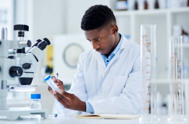 Tıbbi analiz, araştırma ve mikroskop için test tüpü olan bilim, laboratuvar ve siyah adam. Deney, ilaç ve geliştirme için örnek konteynır ile sağlık, biyoteknoloji ve bilim adamı.