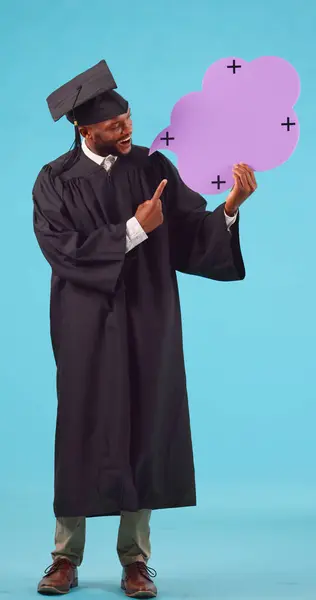 Hombre Negro Graduado Apuntando Burbuja Del Habla Para Éxito Reclutamiento —  Fotos de Stock