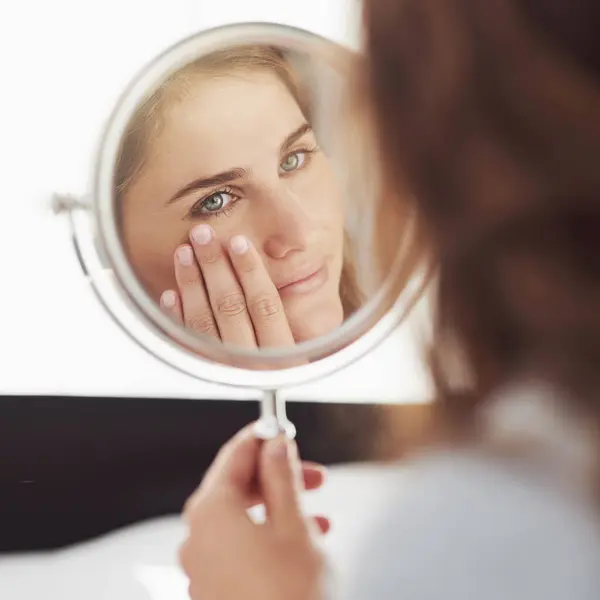Woman Mirror Aging Home Bathroom Skincare Cosmetic Dermatology Wrinkles Wellness — Stock Photo, Image