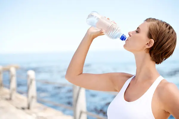 Woman Drinking Water Outdoor Beach Health Fresh Air Fitness Nature — Stock Photo, Image