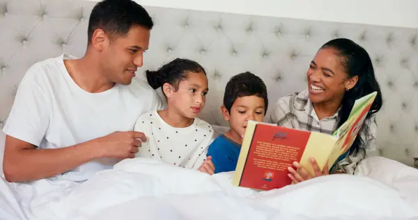 父母和孩子们在卧室里笑着 带着读书 教书和快乐的家庭学习在家里 爸爸和孩子们 带着爱 时间和有趣的故事 躺在床上休息 — 图库照片