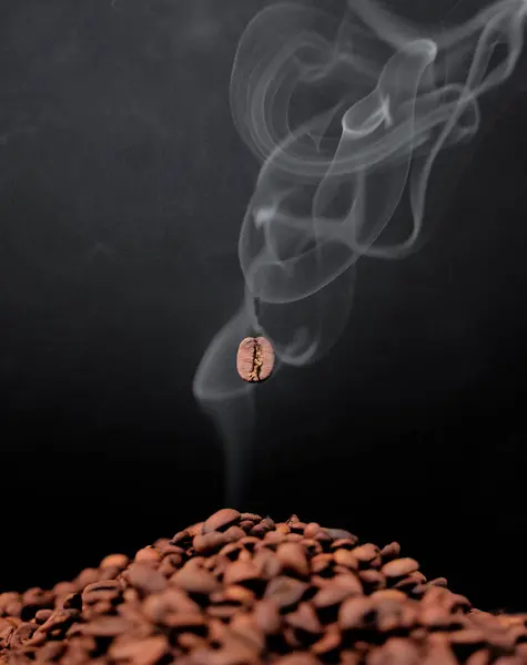 Estúdio Grãos Café Torrados Aroma Fumaça Para Dieta Orgânica Sabor — Fotografia de Stock