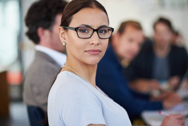 Portre, iş kadını ve meslektaşları konferans için seminer odasında ya da toplantı salonunda. Kadın çalışan, grup ve iş arkadaşları iş yerinde takım çalışması, işbirliği ve planlama için görevdeler.