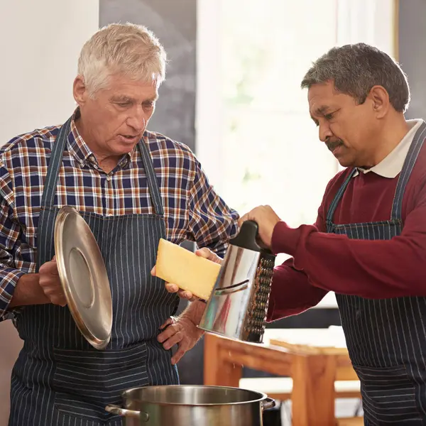Senior Man Matlagning Och Pott Med Ost Köket För Lärande — Stockfoto