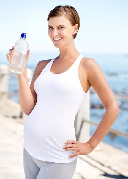 Беременная Женщина Бутылка Воды Открытый Пляж Пренатальным Здоровьем Фитнес H2O — стоковое фото