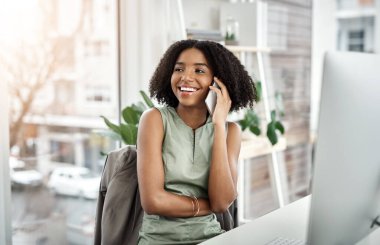 Telefon görüşmesi, sohbet ve modern ofiste iletişim, teknoloji ve konuşma için Afrikalı kadın. Siyahi kadın tasarımcı, masaüstü ve mobil tartışma istemci geribildirim, düşünme ve proje fikirleri.