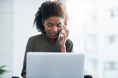 Telefon görüşmesi, bilgisayarı, ofisi ve daktilo, uygulama ve çevrimiçi okuma bağlantısı olan çalışan ve kadın. Mutlu kişi, danışman ve bilgisayar ajanı, akıllı telefon ve araştırma veya ofis ile iletişim.