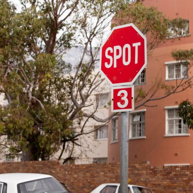 Yol, şehir ve açık havada dur işareti, hata ya da yazım hatası ile mahalledeki komik metin. Kasabada uyarı için yazma, dil ya da yazma ile komik işaretli nokta, hata ve şaka.