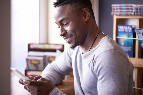 Biblioteca Estudiante Hombre Negro Con Tablet Estudio Digital Para Investigación — Foto de Stock