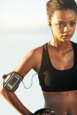 Kadın, dışarıda spor için portre ve ter eğitim için kulaklıklar, sağlık ve egzersiz için uygulama ile müzik. Kadın sporcu, sporcu, kardiyo, spor ve teneffüste spor için yorgun..