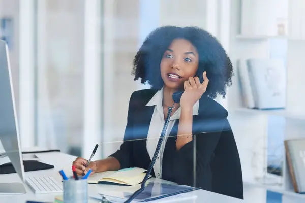 Phone Call Receptionist Black Woman Business Writing Contact Computer Planning stockbilde