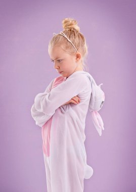Kız, tavşan ve kostüm, stüdyo ve kollar Paskalya için çapraz. Çocuk, konforlu ve çocukluk elbisesi mor arka planda izole edilmiş Pastel, tavşan ve huysuz tatil için gençlik.