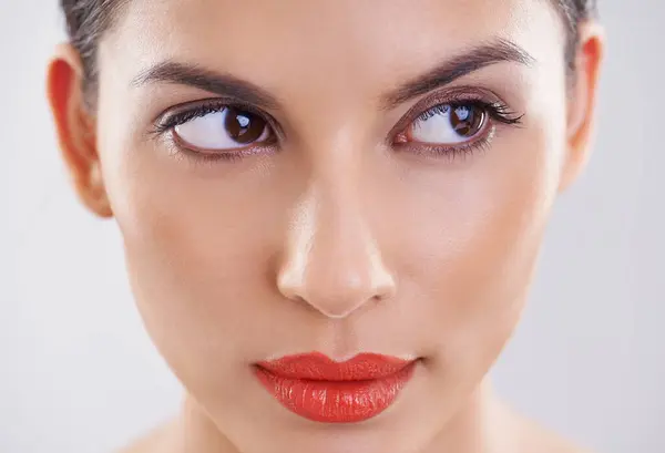 Kvinde Skønhed Tænkning Studiet Makeup Dermatologi Hudpleje Hvid Baggrund Nærbillede - Stock-foto