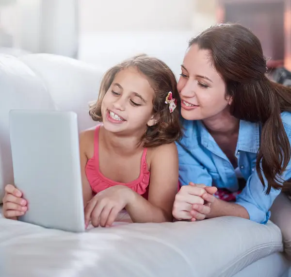 Mor Jente Barn Sofa Med Tablett Streaming Læring Eller Online – stockfoto