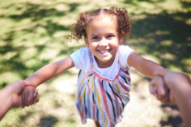 Kız çocuk, oyun için parkta dön ve pov, yaz tatilinde dışarıda oyun oyna ve aile bağlarını kur. Mutlu çocuk, gülümse ve portre bahçede gün ışığı sevgi, ilgi ve destek için ebeveyn ile.