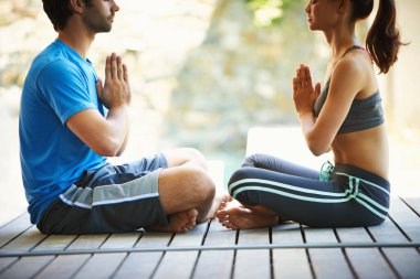 Erkek, kadın ve yoga dersleri meditasyon, sağlık ve egzersiz için sağlık ve sağlık. İnsanlar, barış, namaste ve denge için oturarak ev pilatesiyle bütünsel enerji eğitmeni.